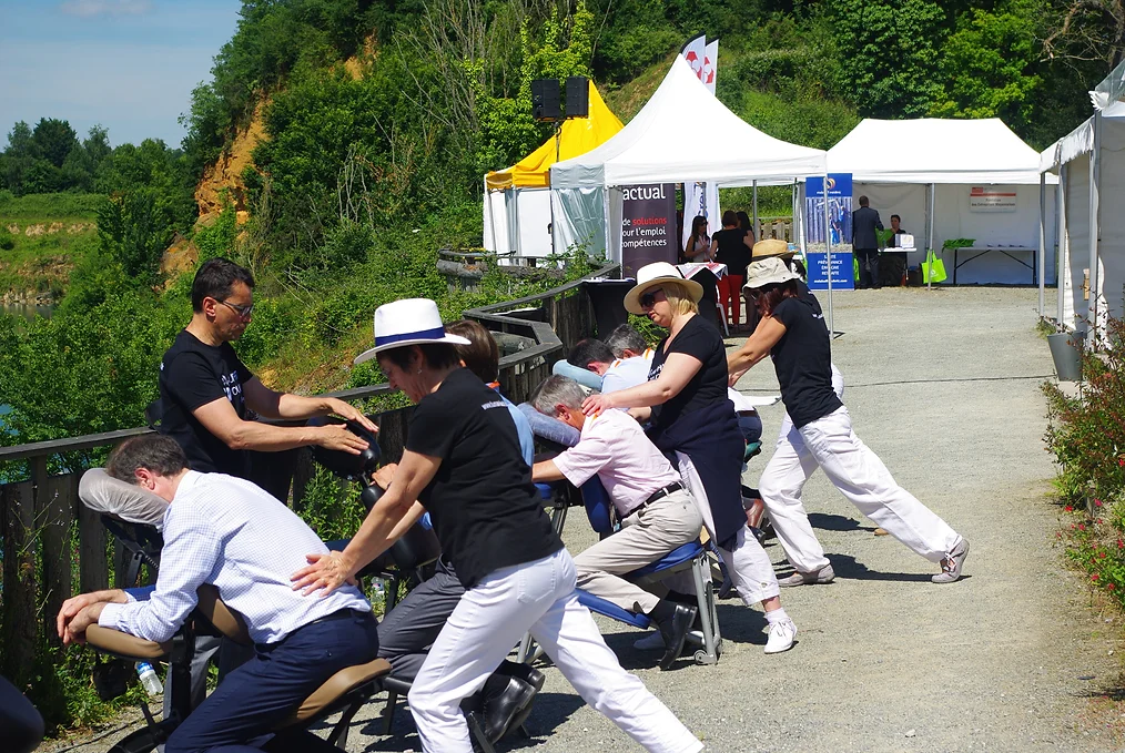masseurs entrain de masser 