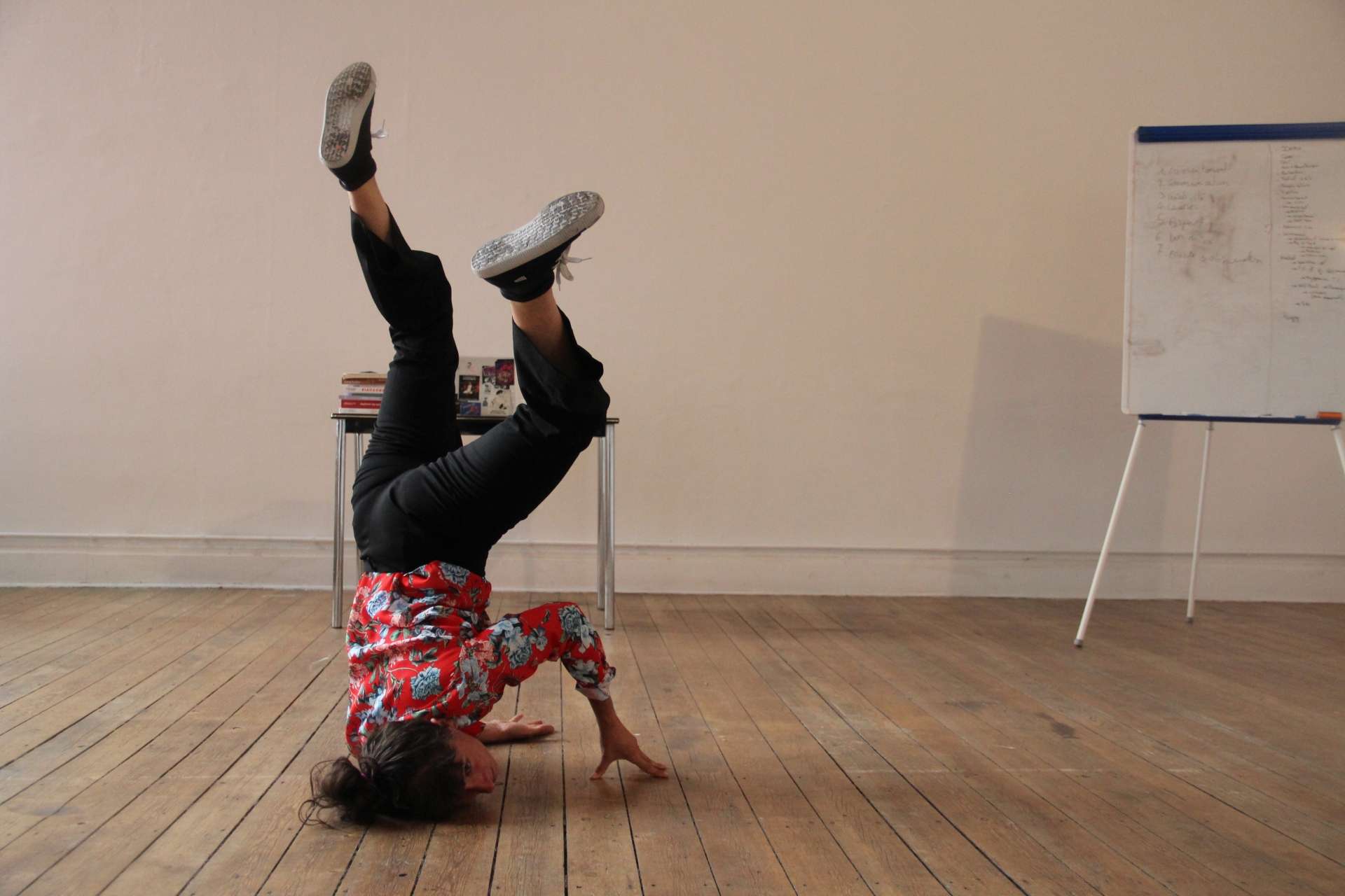 femme faisant mouvement de dans tête sur le sol